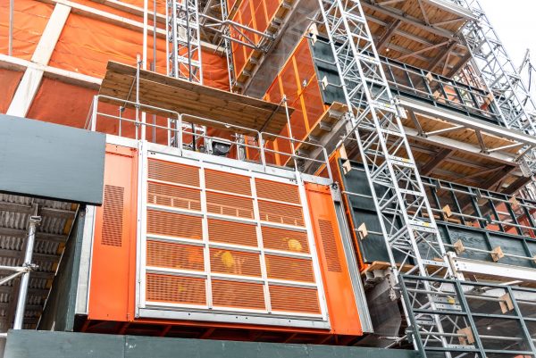 Ascensor industrial mantenido por Maclar