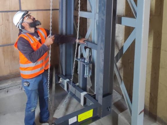 Trabajo de instalación en terreno de equipo Maclar